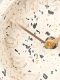 Pendulum Time Wanduhr in Terrazzo Weiß, Detail