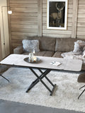 Couchtisch Enora Laque, Platte Silver, Gestell schwarz, im Raum