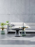 Couchtisch Drop, Marmoroptik schwarz mit grauem Glasfuß, im Raum