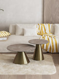 Couchtisch Faro Ø75, Platte Zementgrau, Gestell Bronzeoptik, im Raum