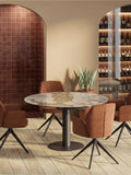 Esstisch New Luna 95/135 x 135 x H77/75 cm, Platte Marmoroptik Calcatta, Gestell schwarz, im Raum