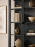 Vitrine | Brisbane Vitrine schwarz - von House Nordic online kaufen bei LIVINGforme.