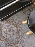 Fading World Medallion Grey Ebony Teppich Teppich Louis de Poortere
