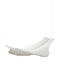 Pendelleuchte Sora von Frandsen aus gefaltetem Tyvek mit Messing, Schrägansicht