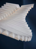 Detail der gefalteten Origami-Struktur der Pendelleuchte Sora von Frandsen