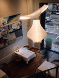 Pendelleuchte Sora von Frandsen in einem Restaurant mit hoher Decke