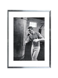 Bilder und Bilderrahmen | Bild im Rahmen | Steve McQueen Boxing - Schwarz-Weiß Fotografie (65cm x 85cm) - von LIVING online kaufen bei LIVINGforme.