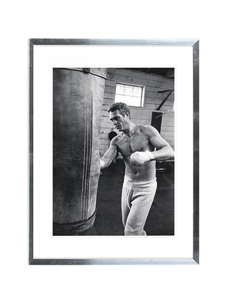 Bilder und Bilderrahmen | Bild im Rahmen | Steve McQueen Boxing - Schwarz-Weiß Fotografie (65cm x 85cm) - von LIVING online kaufen bei LIVINGforme.