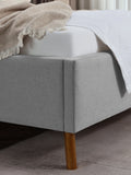 Eichefarbener Holzfuß, Oslo Polsterbett in Silver #Silver