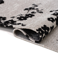 Sakura Night Snow Organischer Teppich Teppich Louis de Poortere