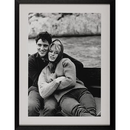 Bilder und Bilderrahmen | Bild im Rahmen | Brigitte Bardot and Sacha Distel - Schwarz-Weiß Fotografie (65cm x 85cm) -  von LIVING online kaufen bei LIVINGforme.