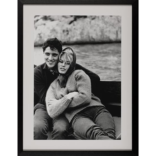 Bilder und Bilderrahmen | Bild im Rahmen | Brigitte Bardot and Sacha Distel - Schwarz-Weiß Fotografie (65cm x 85cm) -  von LIVING online kaufen bei LIVINGforme.
