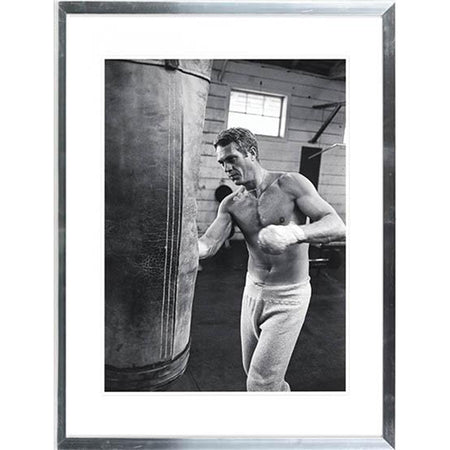 Bilder und Bilderrahmen | Bild im Rahmen | Steve McQueen Boxing - Schwarz-Weiß Fotografie (65cm x 85cm) -  von LIVING online kaufen bei LIVINGforme.