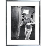 Bilder und Bilderrahmen | Bild im Rahmen | Steve McQueen Boxing - Schwarz-Weiß Fotografie (65cm x 85cm) -  von LIVING online kaufen bei LIVINGforme.