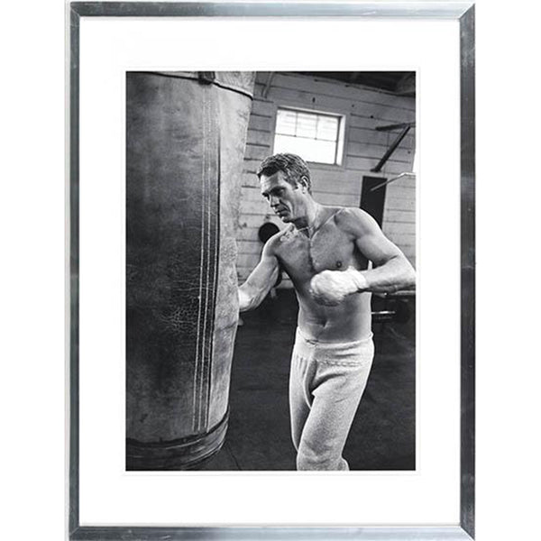Bilder und Bilderrahmen | Bild im Rahmen | Steve McQueen Boxing - Schwarz-Weiß Fotografie (65cm x 85cm) -  von LIVING online kaufen bei LIVINGforme.