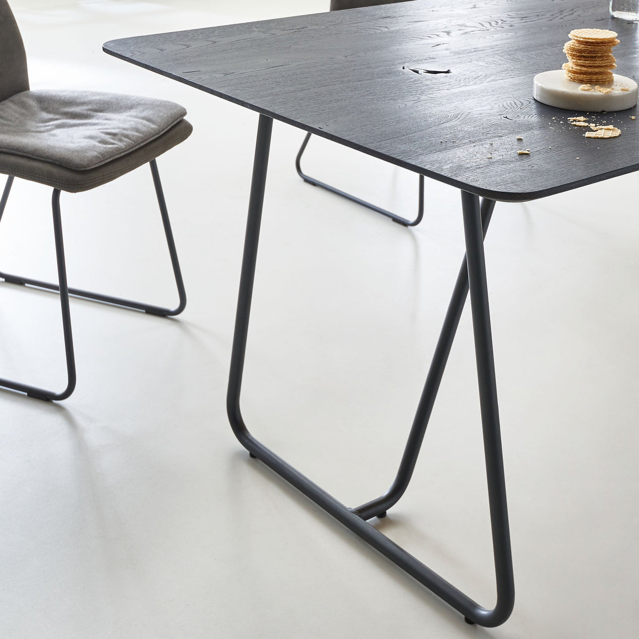 Esstisch | Esstisch | Anna Onyx aus Eiche, lackiert auf Metallbeinen -  von LIVING online kaufen bei LIVINGforme.